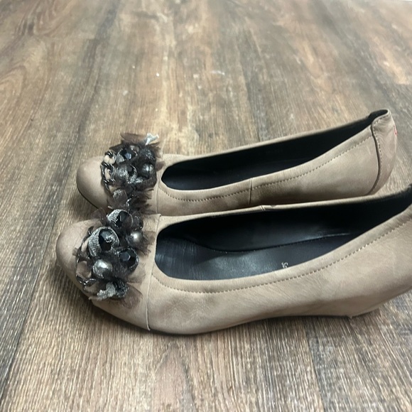 HOGL NWOT  7 Suede wedges with stone/feather embellishments - Picture 2 of 15